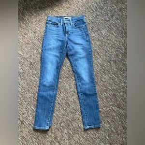 Brand new Levi shaping skinny jeans